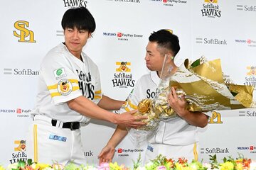 引退会見で柳田悠岐（左）から花束受け取る中村晃