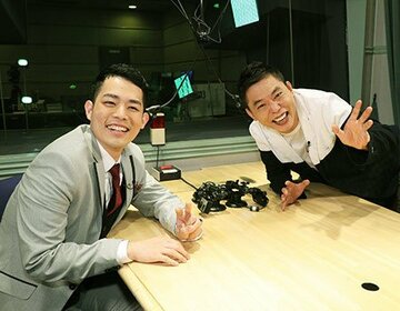  濱田（左）と「爆笑問題」太田