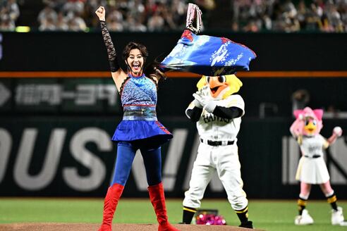 ソフトバンク】藤原紀香 キャッツアイ衣装で人生初のノーバン投球に