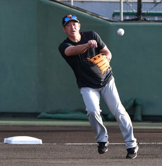  華麗な送球を見せた巨人・石井野手総合コーチ