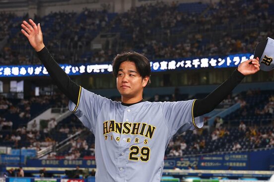 6勝目を挙げファンの声援に応える高橋遥人