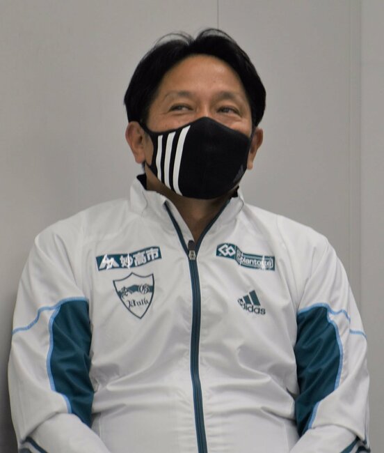  一夜明け会見をした青学大の原監督（東スポWeb）
