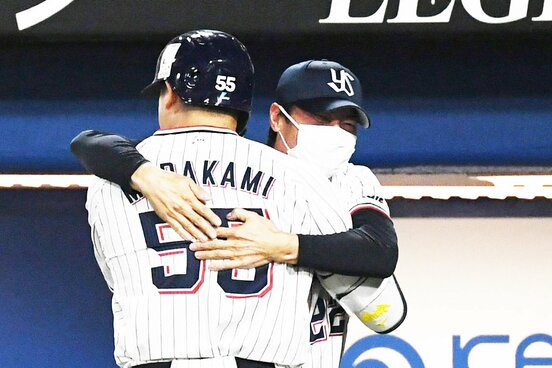 ７回、５６号を放った村上(左)と抱き合うヤクルト・高津監督