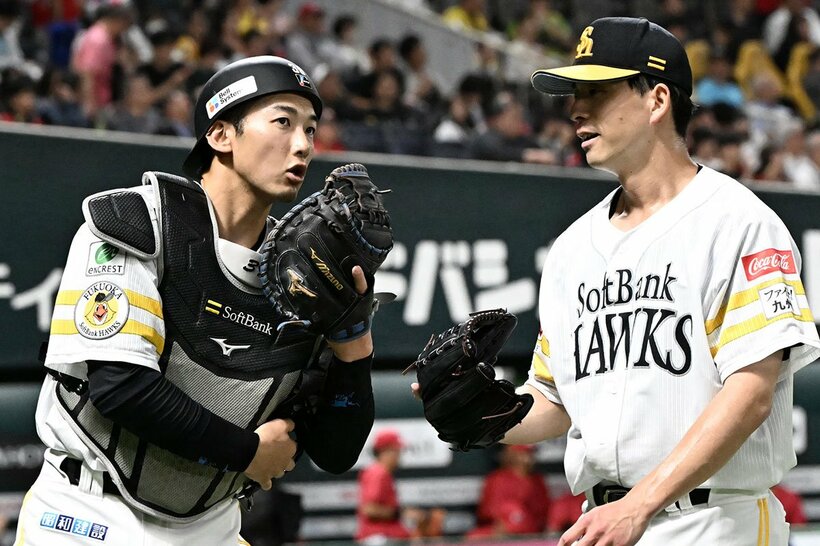 大関(右)とコミュニケーションをとる山本