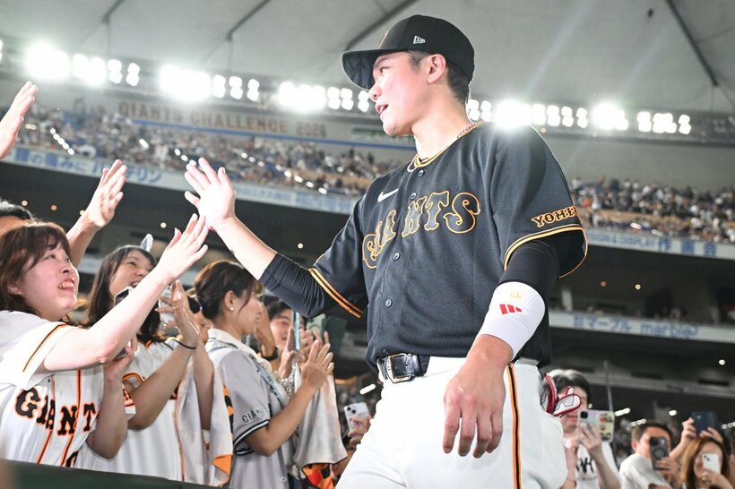 試合後、ファンとハイタッチをかわす巨人・坂本勇人