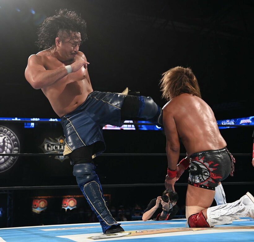  内藤（右）に蹴りをぶち込む後藤洋央紀