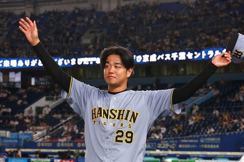 ６勝目を挙げファンの声援に応える高橋遥人