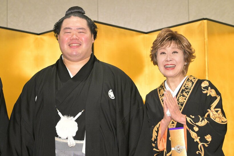 明生（左）と小林幸子