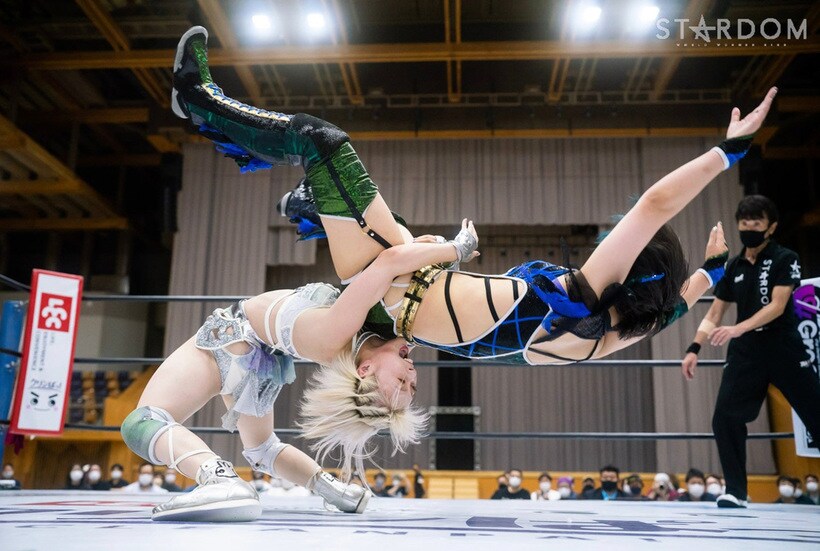  壮麗亜美(右)に豪快なジャーマンを決めたなつぽい