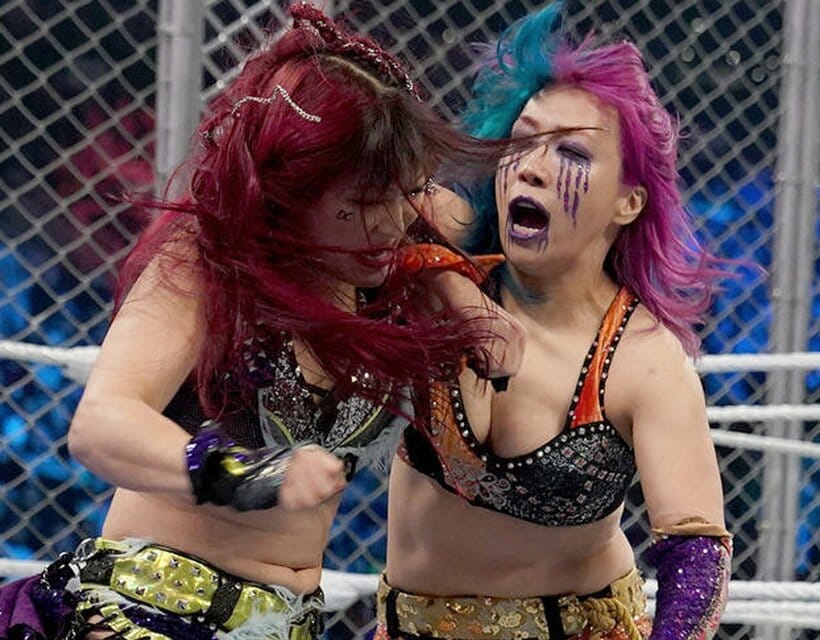 イヨ（左）と殴り合うアスカ。世代交代は絶対に許さない(©2023 WWE, Inc. All Rights Reserved.)