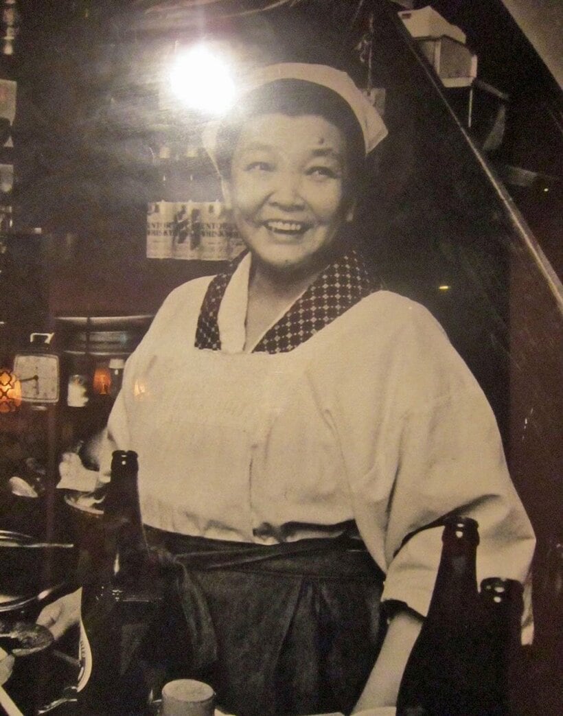  「小茶のおばちゃん」こと青柳フジさん。この時代の新宿の「顔」の一人だった（外波山氏提供）