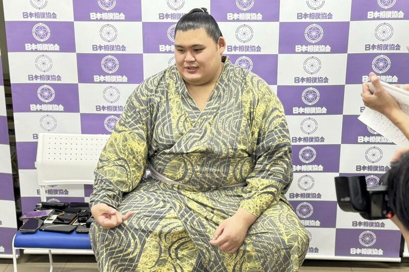 取材に答える大の里