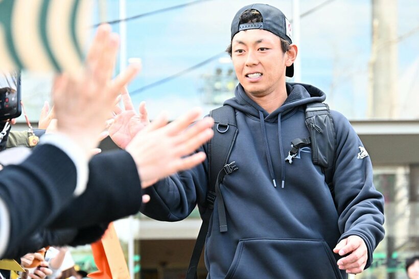 ファンとハイタッチする今宮健太