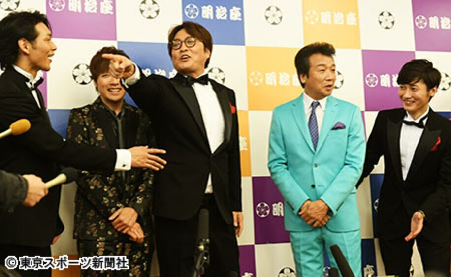  座長の前川清（右から２人目）にイジられた純烈メンバー