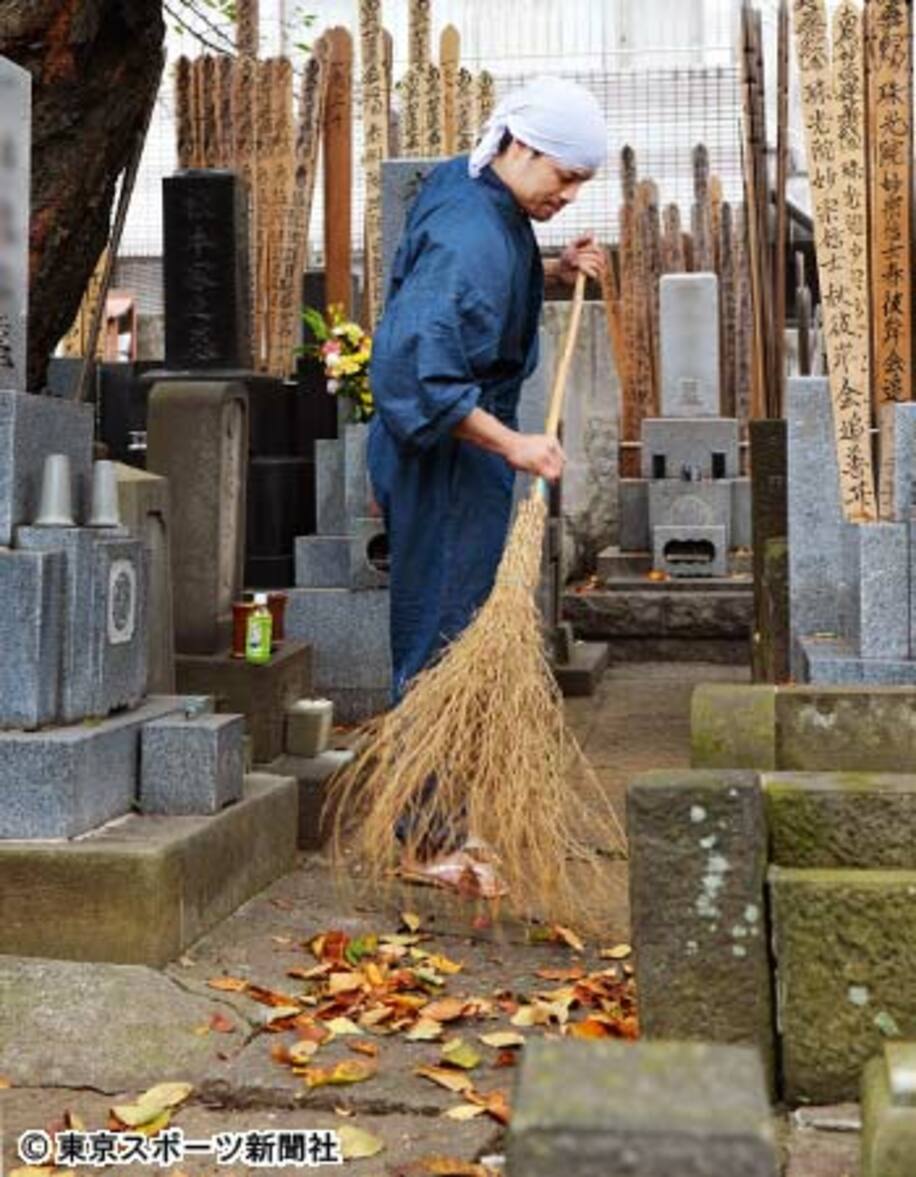  潮崎はほうきを手に無心で墓地を掃除した