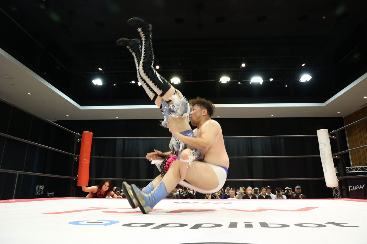 上福ゆきに男色ドライバーを決める男色ディーノ（東京女子プロレス提供写真）