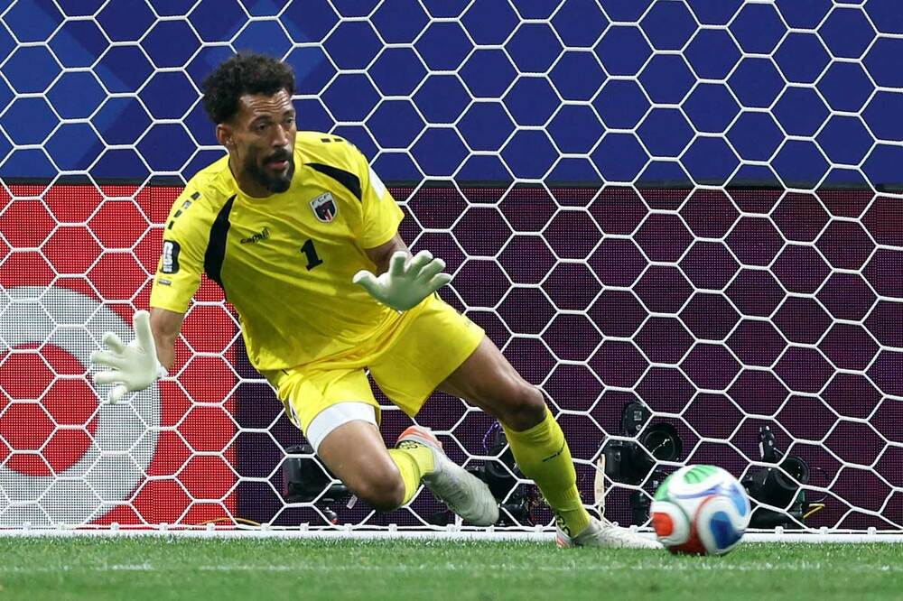 〝大谷超え〟を果たしたカーボベルデのGKボジニャ(ロイター)