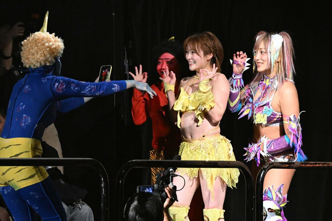 引退が決まっているなつぽいと記念撮影するウナギ・サヤカ(右)