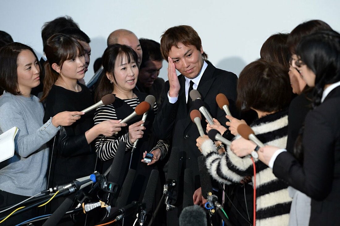 謝罪会見時の狩野英孝（2017年）