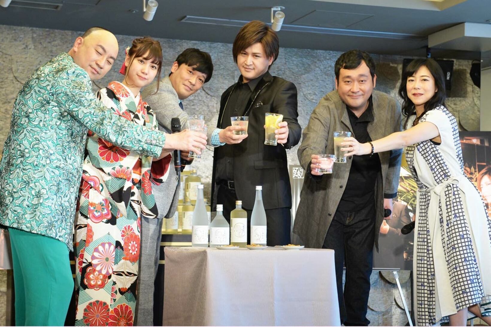 「となりのおくさん」の試飲会（左から）レイザーラモンＲＧ、高野祐衣、ガリットチュウ熊谷と福島、グランジ大、椿鬼奴