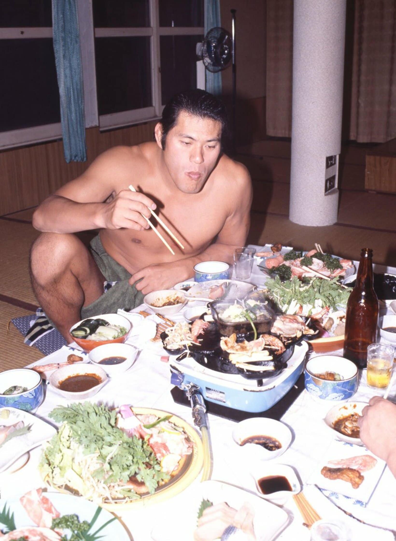 美食家・アントニオ猪木その２。左は古舘伊知郎（１９８６年）