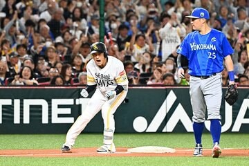 ４回、同点三塁打を放ち雄たけびを上げるソフトバンク・山本祐大