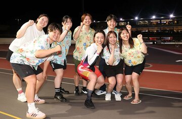 仲間に祝福され、笑顔がはじける佐藤水菜(中央)