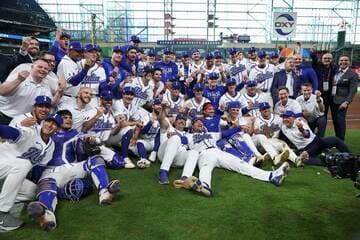 大喜びのイタリアチーム（ロイター）