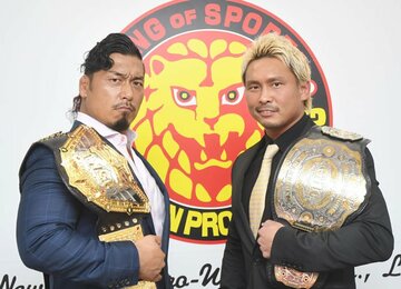  鷹木信悟（左）と中嶋勝彦（新日本プロレス提供）