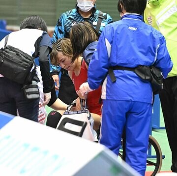 準決勝で元木咲良に敗れた川井友香子は車いすで会場を後にした