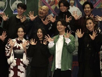 前列左から生駒里奈、屋比久知奈、小池徹平、真琴つばさ。後列左から東島京、加治将樹、相葉裕樹、木内健人