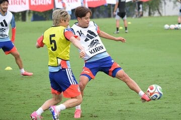 伊東純也とマッチアップする久保建英