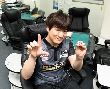  ユーチューブチャンネルも始めた多井（撮影場所＝東京・渋谷の麻雀オクタゴン）