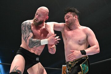 ゲイブ・キッド(左)にハードなエルボーを入れるカラム・ニューマン