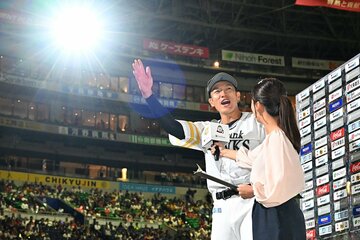 お立ち台でライトスタンドのファンに手を振るソフトバンク・柳田悠岐