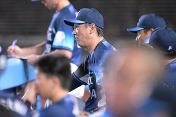 気の抜けない一線を制した西武・西口監督(中)