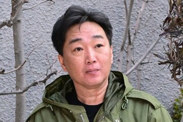 報道陣の取材に対応した小沢一敬