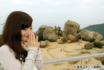 弥山で必勝祈願する中尾友香さん