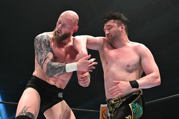 ゲイブ・キッド(左)にハードなエルボーを入れるカラム・ニューマン