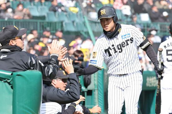本塁打を放ちベンチへ戻る中川勇斗