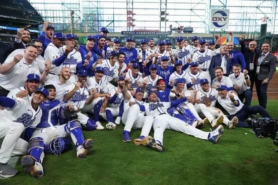 大喜びのイタリアチーム（ロイター）