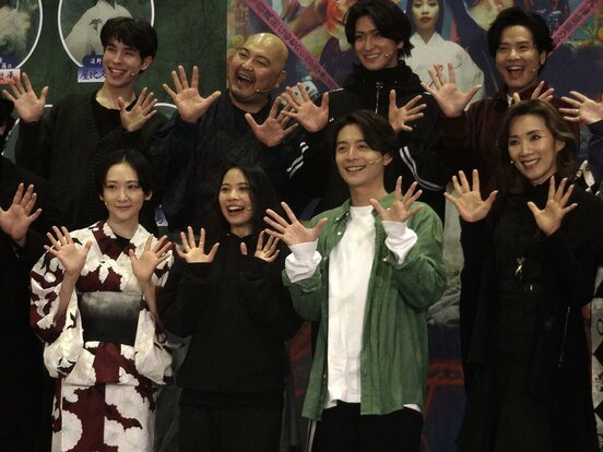 前列左から生駒里奈、屋比久知奈、小池徹平、真琴つばさ。後列左から東島京、加治将樹、相葉裕樹、木内健人