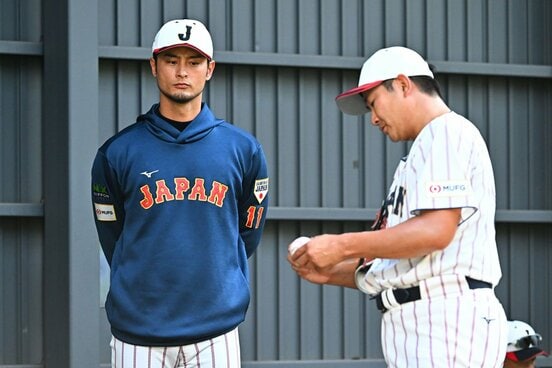 ブルペンで話し込むパドレス・ダルビッシュ有(左)と、ロッキーズ・菅野智之