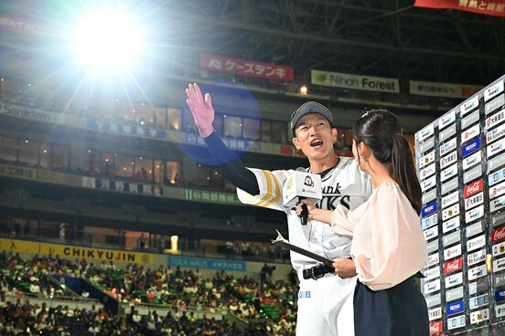 お立ち台でライトスタンドのファンに手を振るソフトバンク・柳田悠岐
