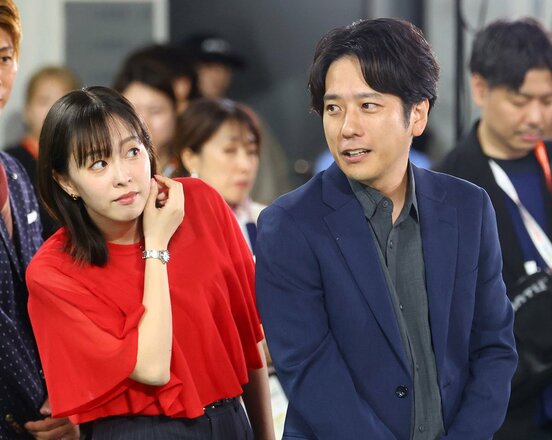 豊田スタジアムでリポートした石川佳純(左)と二宮和也