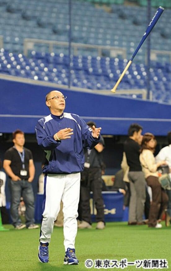  いつもの様にバットを放り投げる落合監督（２０１１年）