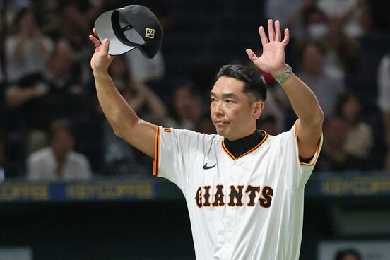 ファンに手を振る阿部監督