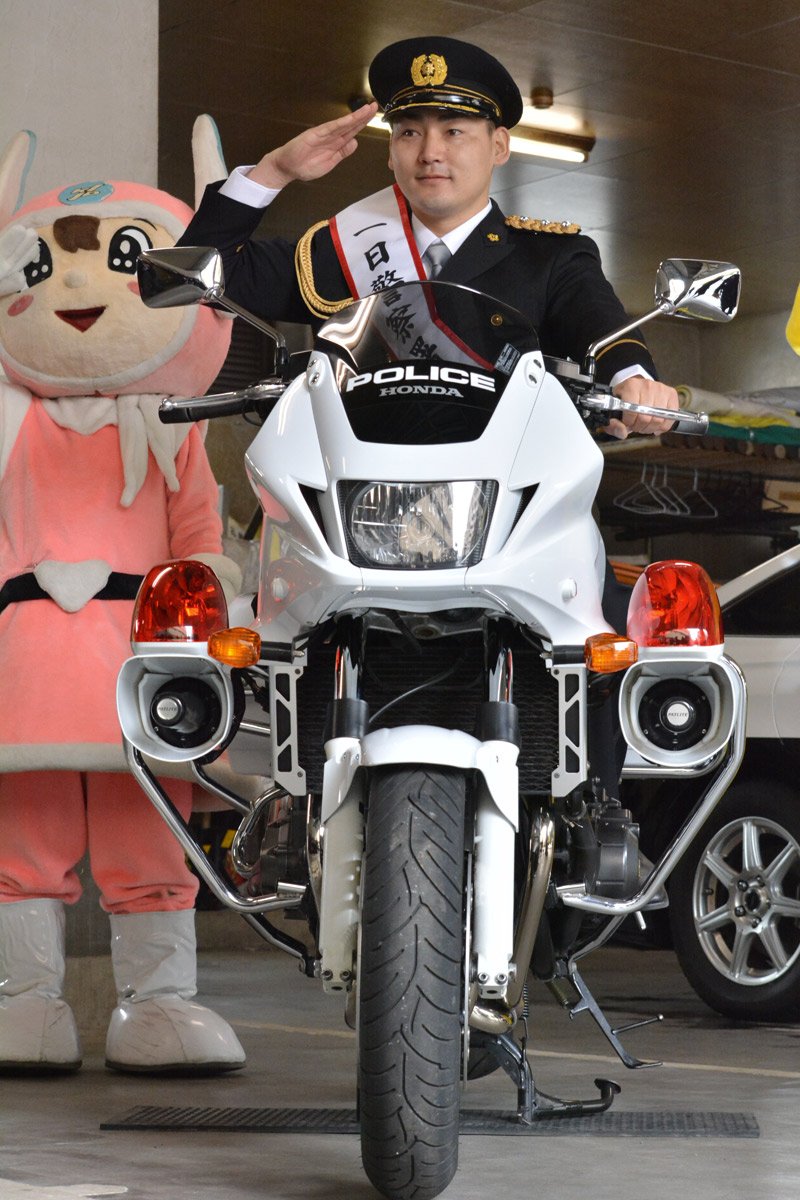 写真:巨人・丸が1日署長 パトカー体験も「後部座席には乗らないように…」 | 東スポWEB