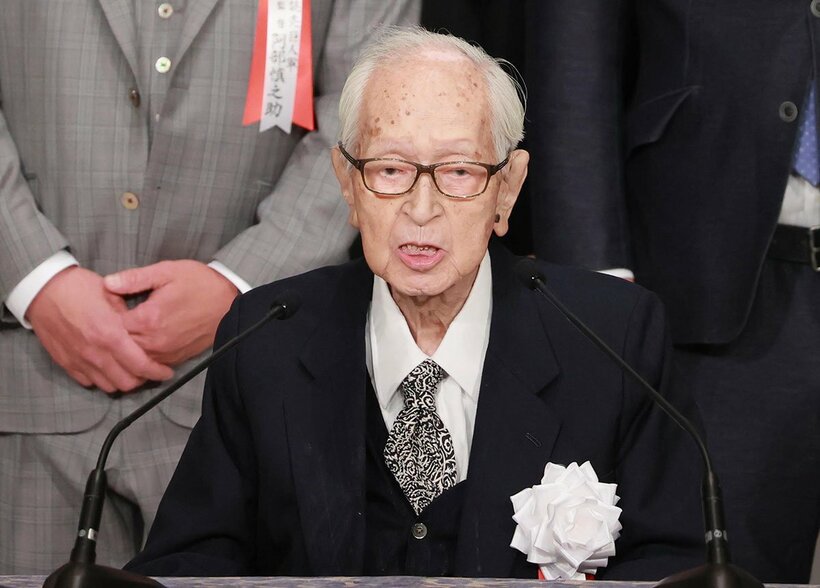 燦燦会総会であいさつをする渡辺恒雄主筆