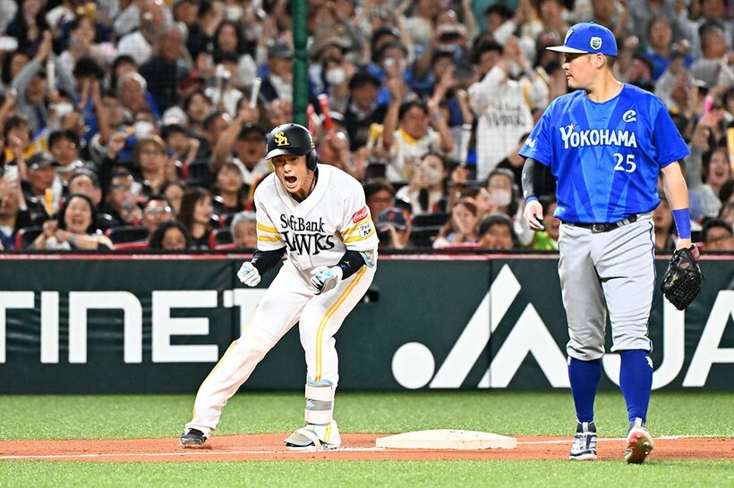 ４回、同点三塁打を放ち雄たけびを上げるソフトバンク・山本祐大